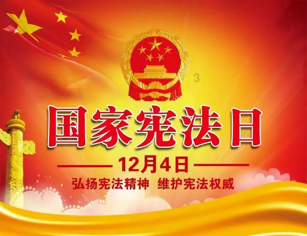 爸爸抱娃走路险摔倒 还好及时把娃撤回!“啥事没有还冲我乐”